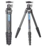Leofoto LS-225C Tripod carbon Ranger frontaanzicht met gelijkmatig uitgespreide poten en blauwe merksticker.