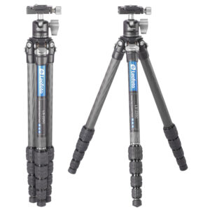 Leofoto LS-225C Tripod carbon Ranger frontaanzicht met gelijkmatig uitgespreide poten en blauwe merksticker.