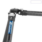 Leofoto LS-225C Tripod zijaanzicht met horizontaal uitgeklapt statiefbeen voor lage stand.