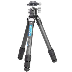 Leofoto LS-253CM Tripod compact carbon Ranger statief volledig uitgeklapt met gemonteerde LH-30 kogelkop.