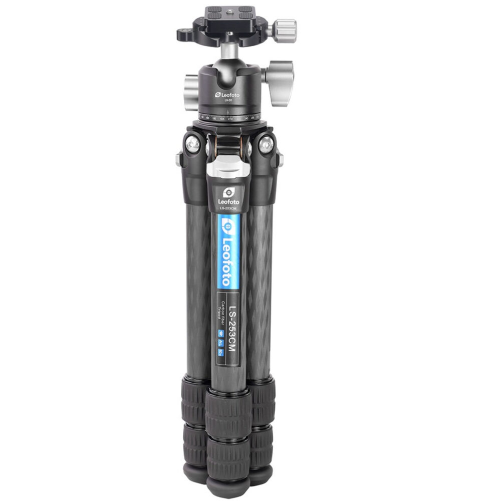 Leofoto LS-253CM Tripod ingeklapt carbon statief rechtop staand met LH-30 kogelkop.