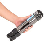 Leofoto LS-253CM Tripod ingeklapt in hand gehouden om het kleine reisformaat te tonen.