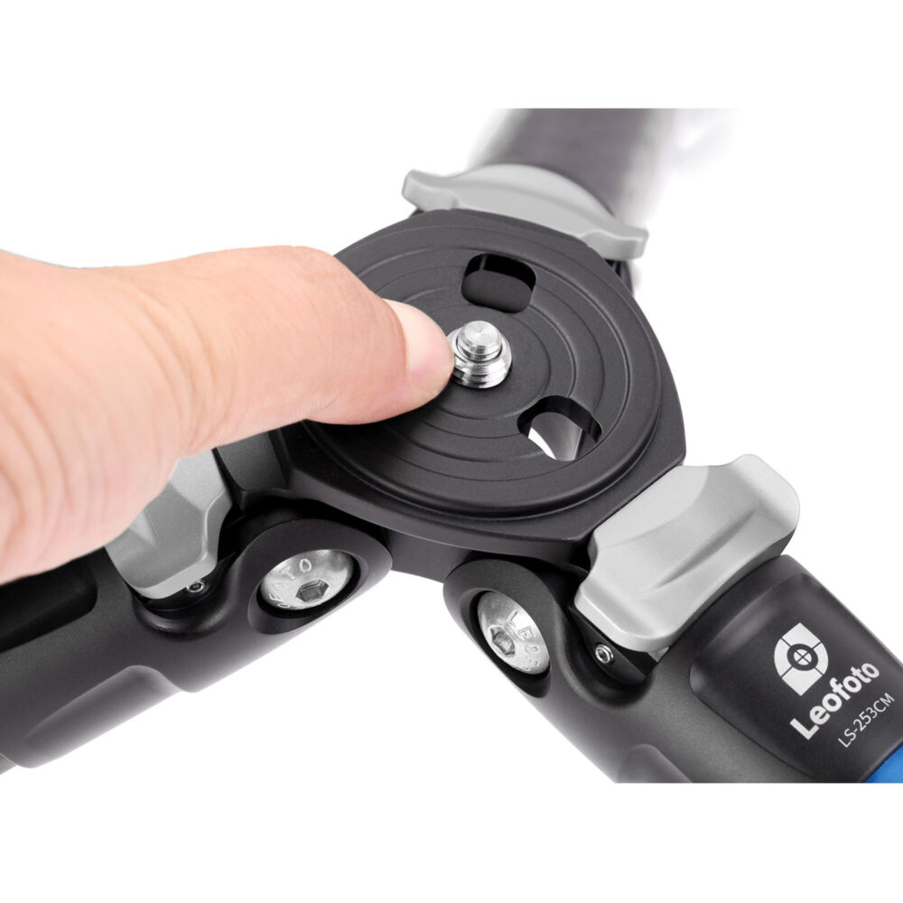 Leofoto LS-253CM Tripod close-up van bovenplaat met drukknop en vergrendeling voor statiefkop.
