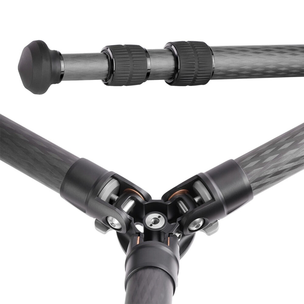 Leofoto LS-253CM Tripod detail van carbon poten met draaisluitingen en verwisselbare voet.