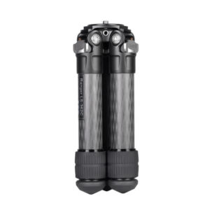 Leofoto LS-362C Tripod rechtop ingeklapt met samengevouwen, enkele carbon poten.