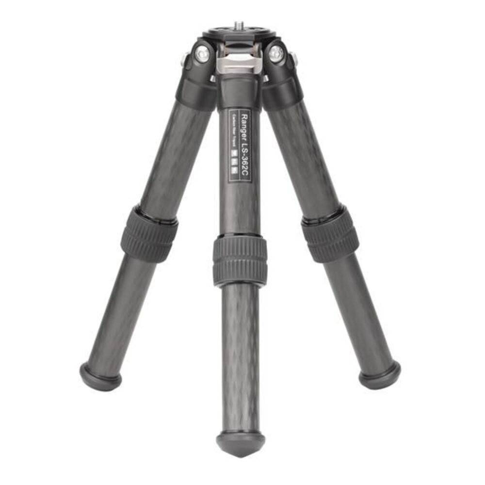 Leofoto LS-362C Tripod volledig uitgeklapt op drie brede poten met rubbervoeten.