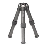 Leofoto LS-362C Tripod volledig uitgeklapt op drie brede poten met rubbervoeten.