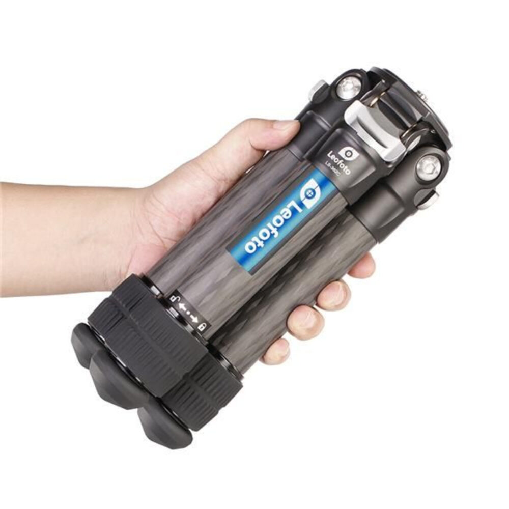 Leofoto LS-362C Tripod handgreepdemonstratie van het compacte ingeklapte statief.