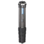 Leofoto LS-365C Tripod rechtop ingeklapt met samengevouwen vierdelige poten.