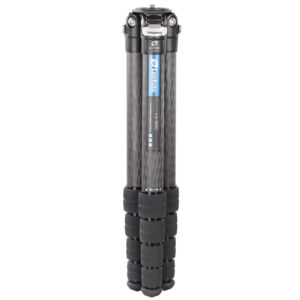 Leofoto LS-365C Tripod rechtop ingeklapt met samengevouwen vierdelige poten.
