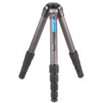Leofoto LS-365C Tripod volledig uitgeklapt carbon Ranger-statief op drie poten.