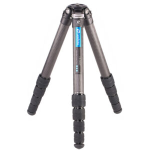 Leofoto LS-365C Tripod volledig uitgeklapt carbon Ranger-statief op drie poten.