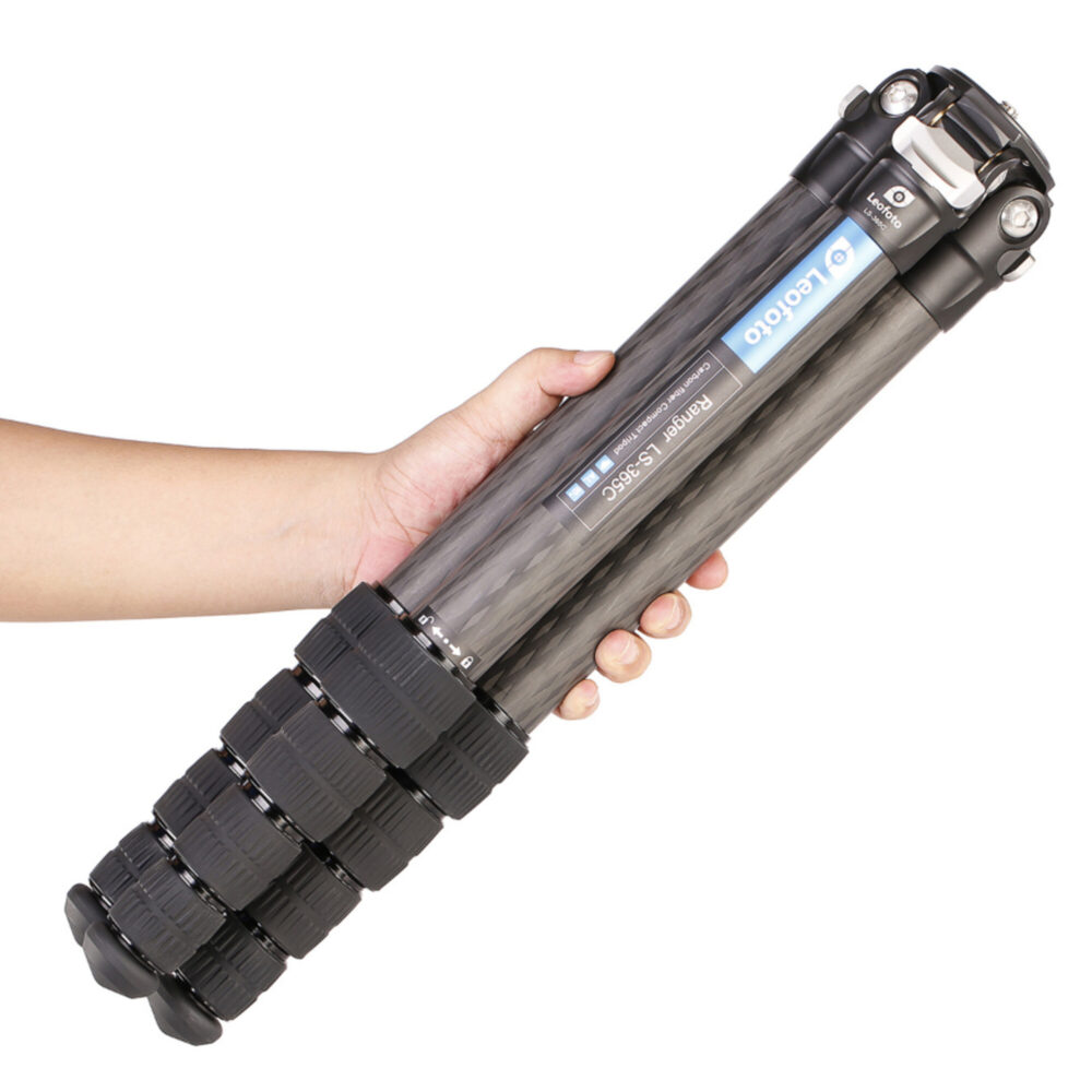 Leofoto LS-365C Tripod handgreepdemonstratie van het compacte ingeklapte statief.