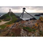Leofoto LS-365C Tripod in gebruik op rotsachtig landschap met camera bovenop.