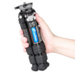 Leofoto LS-223CEX Tripod handgreepdemonstratie van het lichte, ingeklapte statief.