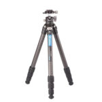 Leofoto LS-284C Tripod carbon Ranger volledig uitgeklapt met LH-30 kogelkop in werkpositie.