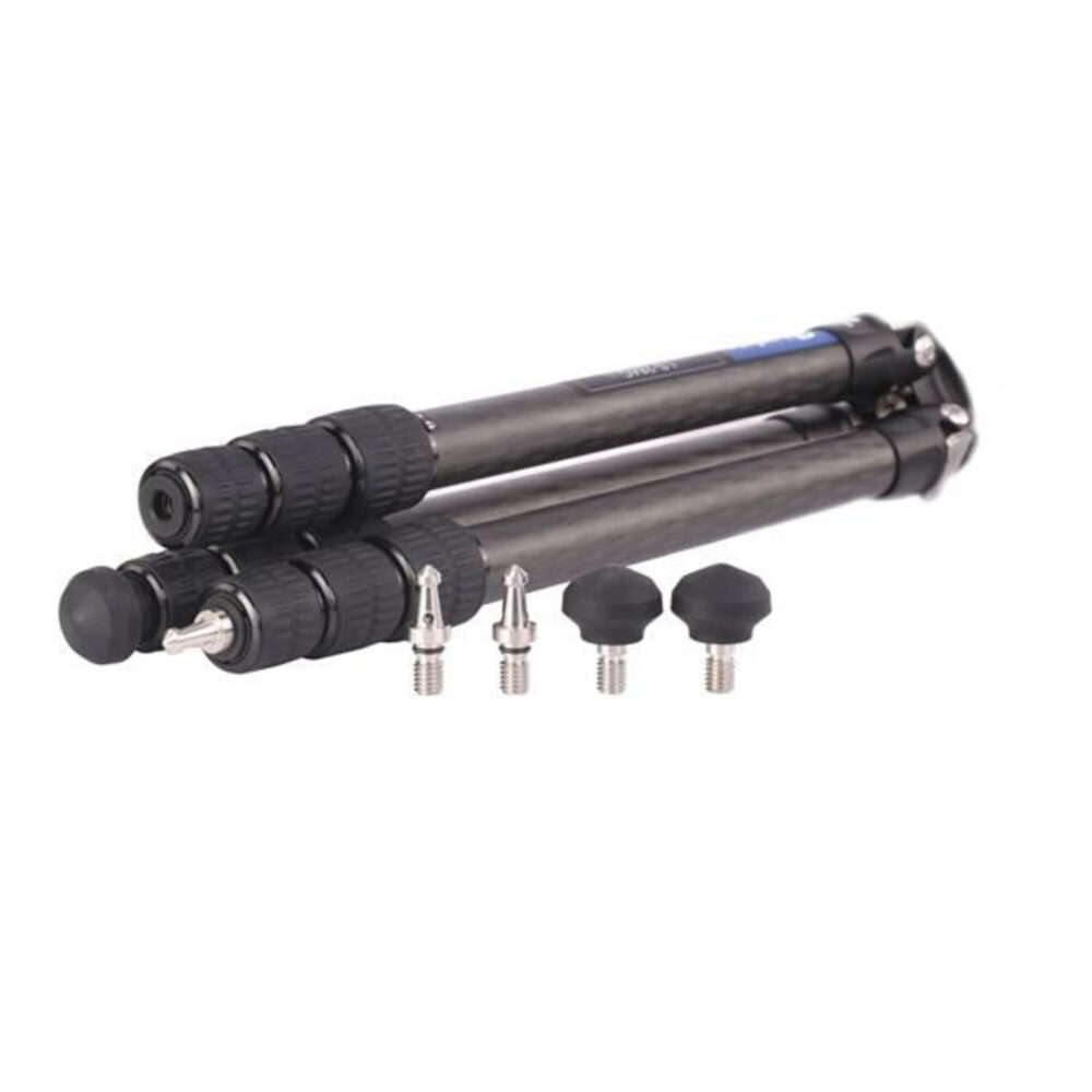 Leofoto LS-284C Tripod ingeklapt met meegeleverde roestvrijstalen spikes naast de poten.