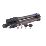 Leofoto LS-284C Tripod ingeklapt met meegeleverde roestvrijstalen spikes naast de poten.