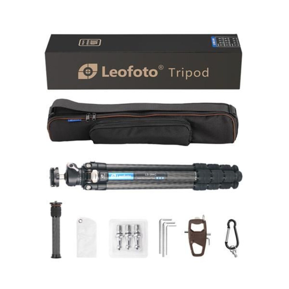 Leofoto LS-284C Tripod complete set met statief, 2-delige middenkolom, draagtas, gereedschap, spikes en documentatie in verpakking.