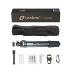 Leofoto LS-284C Tripod complete set met statief, 2-delige middenkolom, draagtas, gereedschap, spikes en documentatie in verpakking.