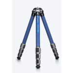 Leofoto LP-324C Tripod carbon Poseidon volledig uitgeklapt met blauwe poten en metalen scharnieren vooraanzicht.