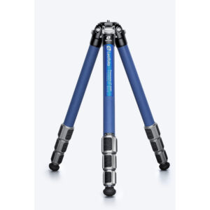 Leofoto LP-324C Tripod carbon Poseidon volledig uitgeklapt met blauwe poten en metalen scharnieren vooraanzicht.