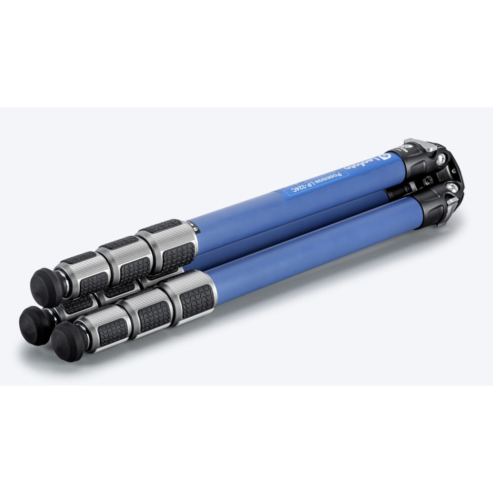 Leofoto LP-324C Tripod ingeklapt blauw carbon statief met samengevouwen poten en robuuste sluitingen.