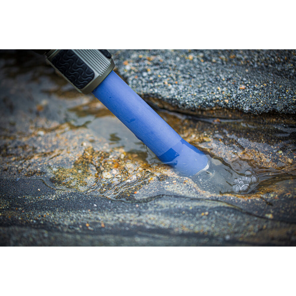 Leofoto LP-324C Tripod poot in nat zand en water om de weerbestendige Poseidon-afwerking te tonen.