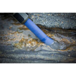 Leofoto LP-324C Tripod poot in nat zand en water om de weerbestendige Poseidon-afwerking te tonen.