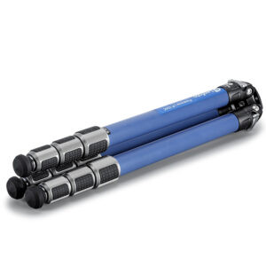 Leofoto LP-324C Tripod ingeklapt blauw Poseidon statief met samengevouwen poten en zilverkleurige sluitingen.