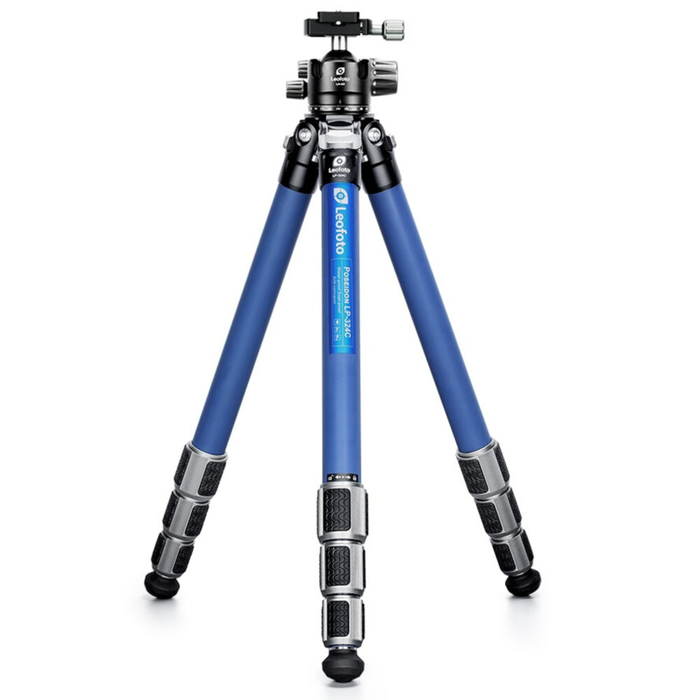 Leofoto LP-324C Tripod carbon Poseidon volledig uitgeklapt met blauwe poten en gemonteerde LH-40 kogelkop.