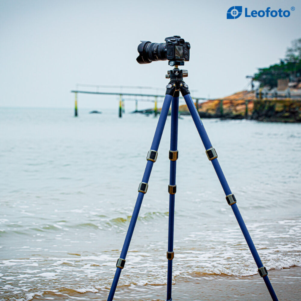 Leofoto LP-324C Tripod opgesteld aan zee met camera op LH-40 kogelkop bij de branding.