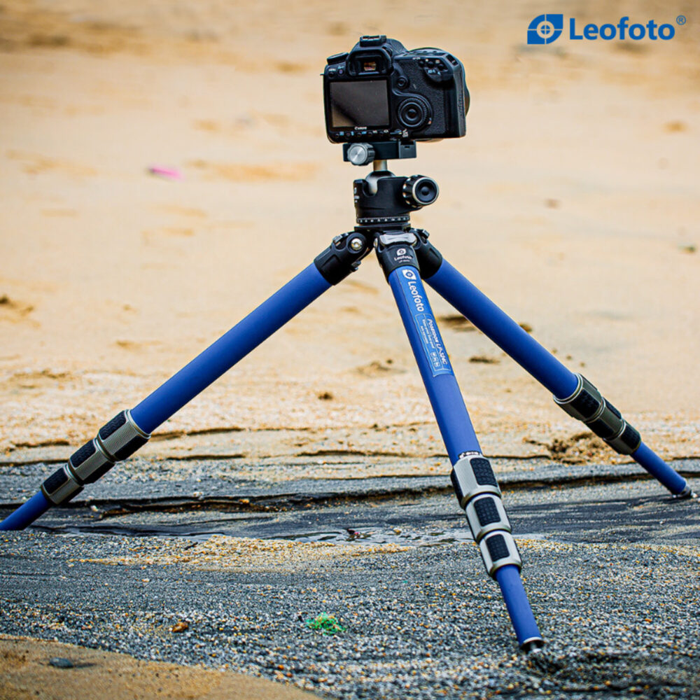 Leofoto LP-324C Tripod laag bij de grond op nat zand met camera voor aan de kust.