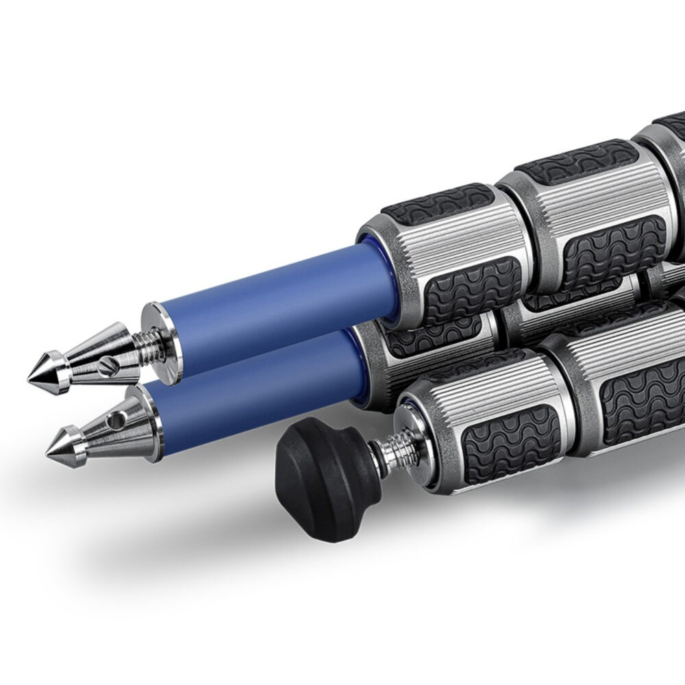 Leofoto LP-324C Tripod ingeklapt met zichtbare spikes en rubbervoet voor transport.