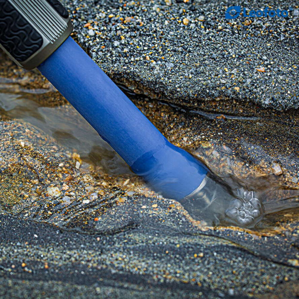 Leofoto LP-324C Tripod poot in stromend water om de corrosiebestendige Poseidon-coating te tonen.