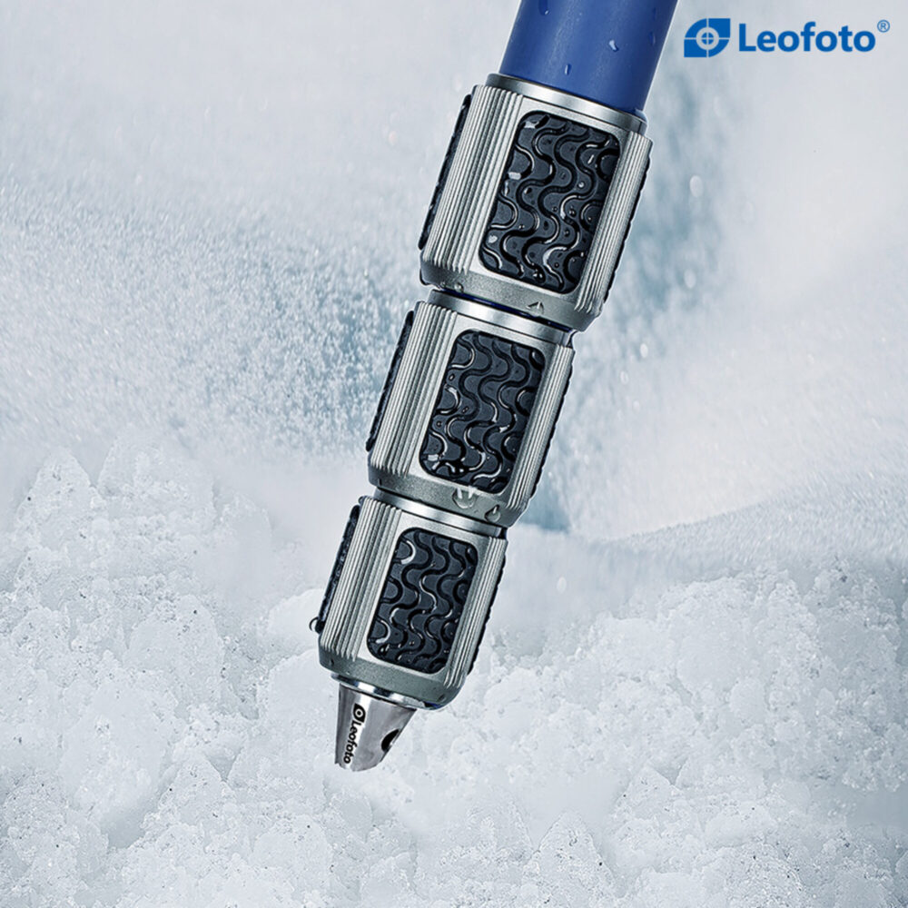 Leofoto LP-324C Tripod spikes en poten in sneeuw als voorbeeld van gebruik in extreme kou.