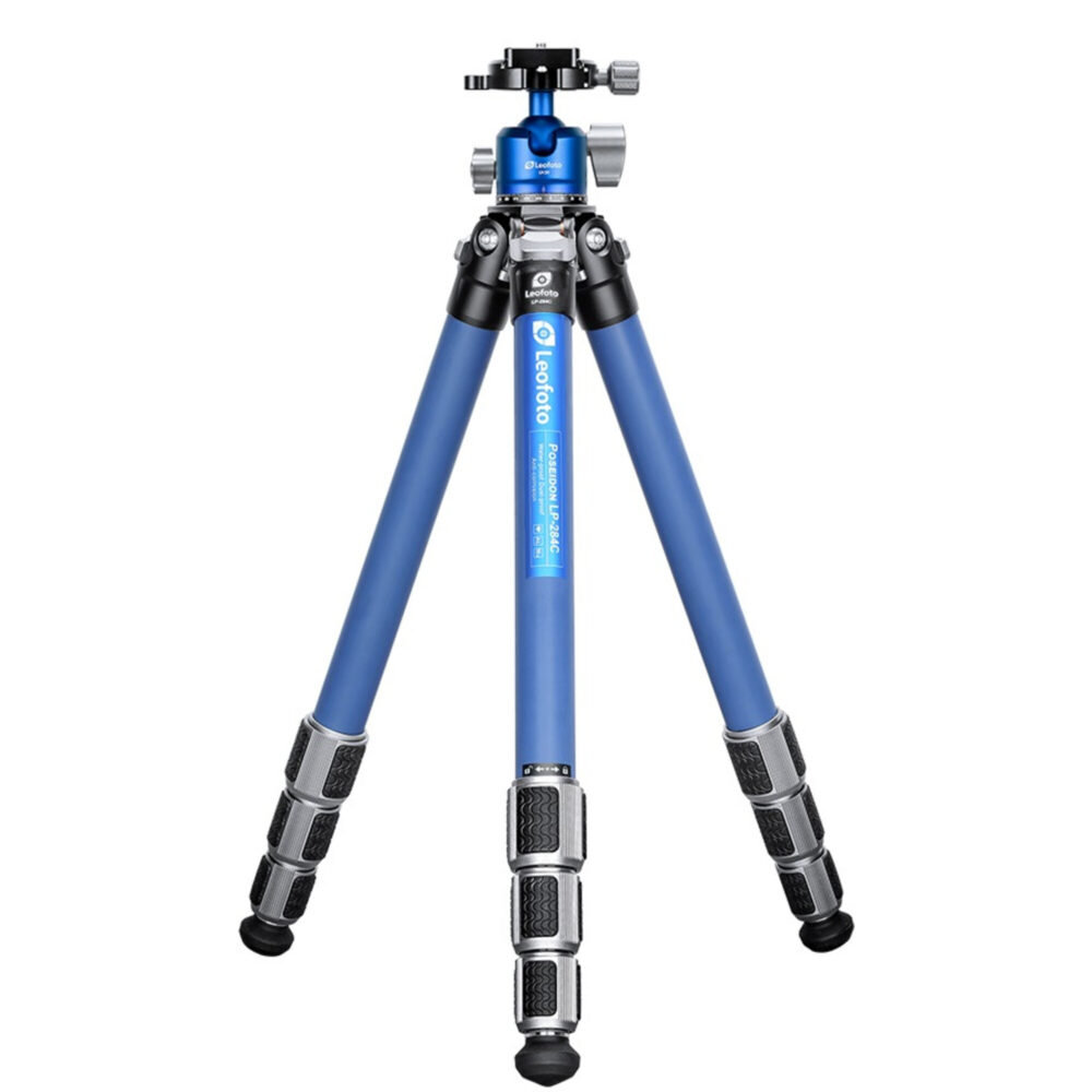 Leofoto LP-324C Tripod carbon Poseidon volledig uitgeklapt met blauwe poten en LH-40 kogelkop.