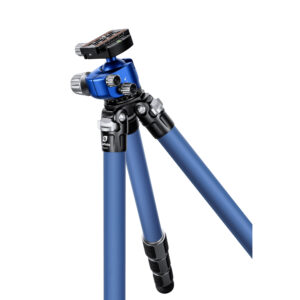Leofoto LP-324C Tripod detail van de statiefkop met blauwe carbon poten en vergrendelingen.