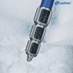 Leofoto LP-324C Tripod close-up van carbon draaivergrendelingen op statiefbenen in sneeuw en ijs.