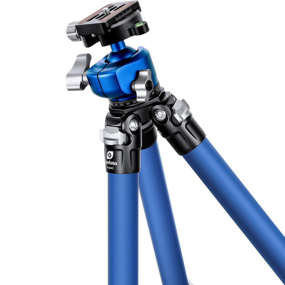 Leofoto LP-324C Tripod detail van statiefschouder en blauwe poten met gemonteerde LH-40 kogelkop.