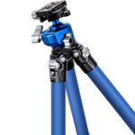 Leofoto LP-324C Tripod detail van statiefschouder en blauwe poten met gemonteerde LH-40 kogelkop.