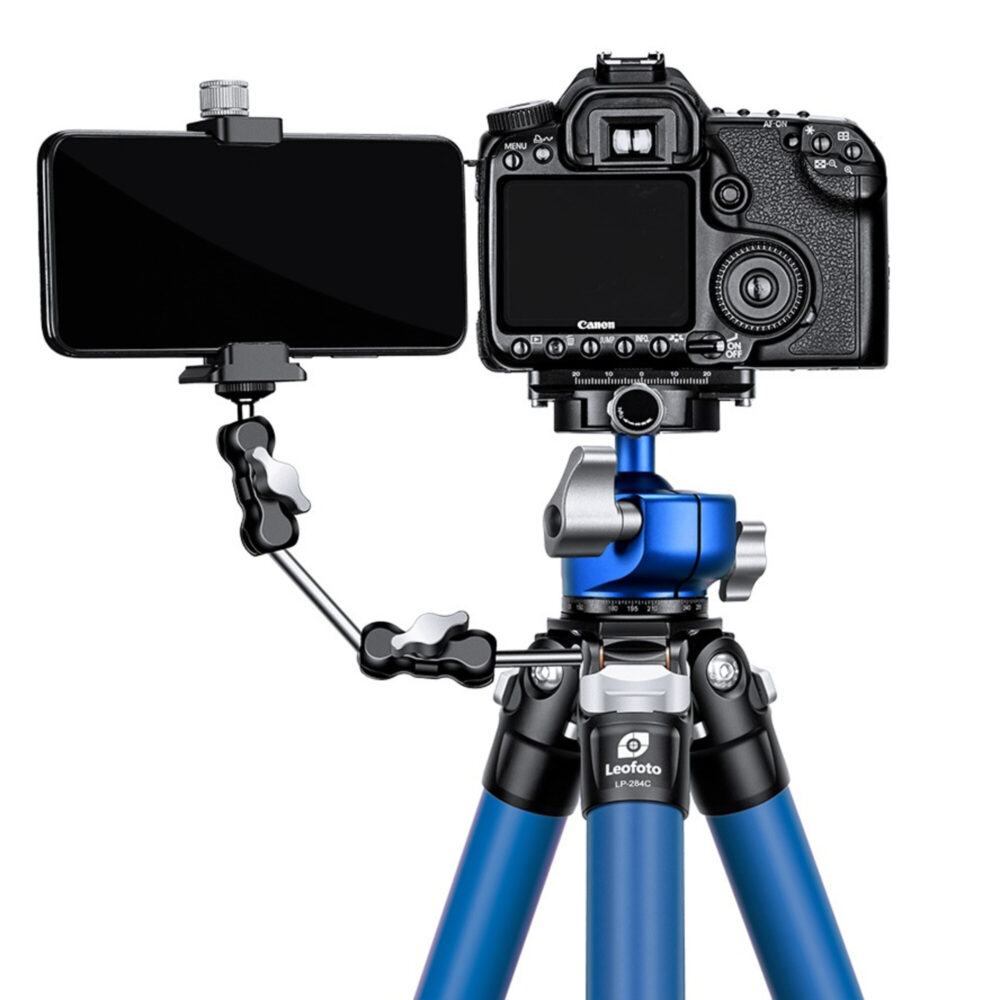 Leofoto LP-324C Tripod met LH-40 kogelkop, gemonteerde camera en accessoire-arm met smartphone.