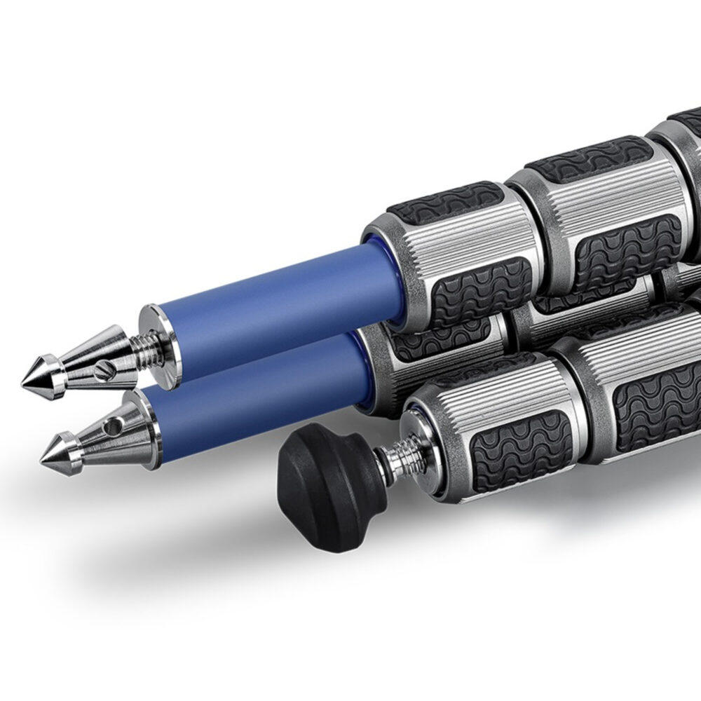 Leofoto LP-324C Tripod ingeschoven met zichtbare spikes en draaivergrendelingen van de carbon poten.