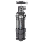 Leofoto LS-223C Tripod ingeklapt met LH-25 kogelkop, toont zeer compact reisformaat.
