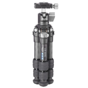Leofoto LS-223C Tripod ingeklapt met LH-25 kogelkop, toont zeer compact reisformaat.