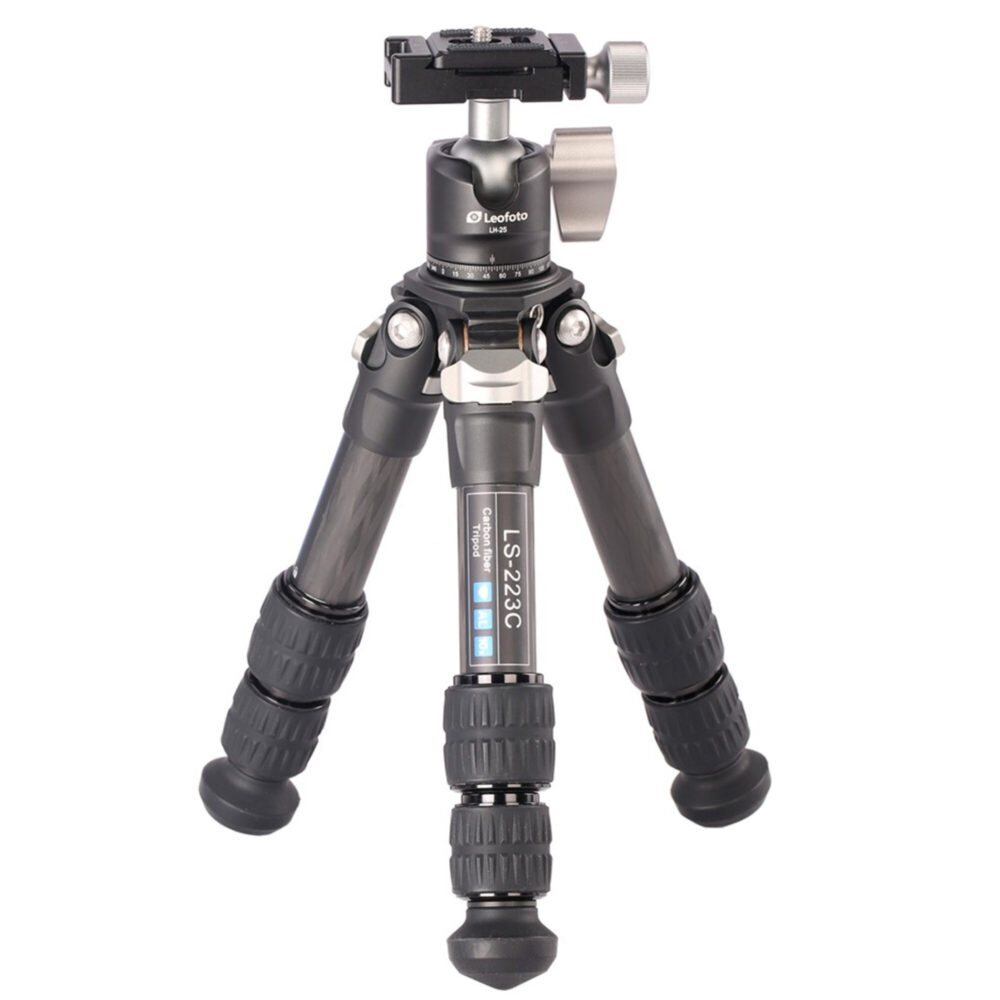 Leofoto LS-223C Tripod carbon Ranger met gemonteerde LH-25 kogelkop, laag opgesteld voor macro-opnamen.