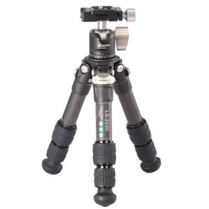 Leofoto LS-223C Tripod carbon Ranger met gemonteerde LH-25 kogelkop, laag opgesteld voor macro-opnamen.