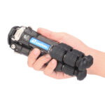 Leofoto LS-223C Tripod in hand vastgehouden, laat lichtgewicht carbon constructie en gesloten poten zien.