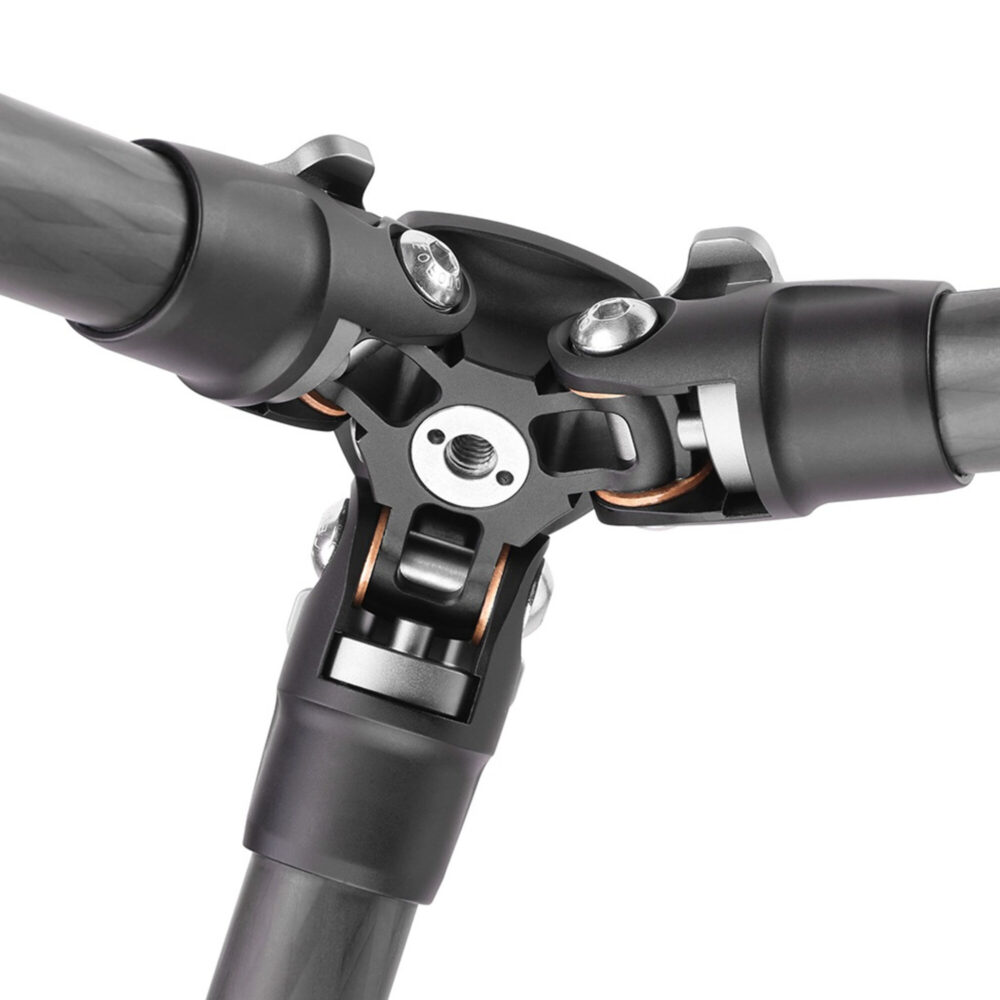 Leofoto LS-223C Tripod detail van scharnier en poten met draaivergrendeling van de carbon segmenten.