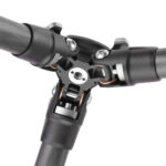 Leofoto LS-223C Tripod detail van scharnier en poten met draaivergrendeling van de carbon segmenten.